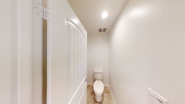 Building Photo - Beautiful 3Bed 2.5Bath