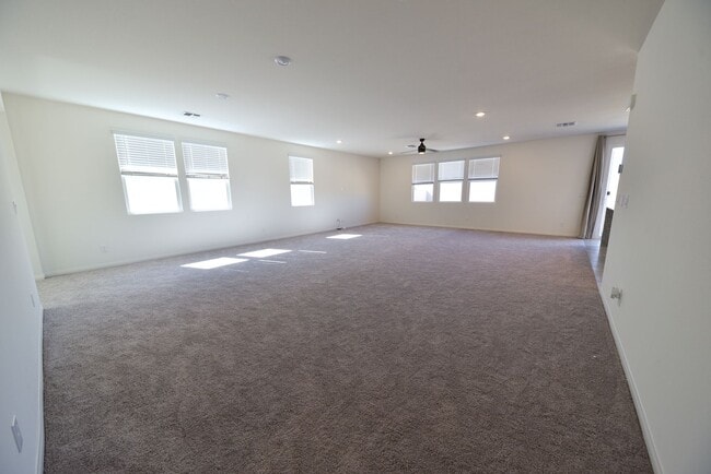 Building Photo - 5 Bed 3 1/2 Bath,  Beautiful home in gated community!
