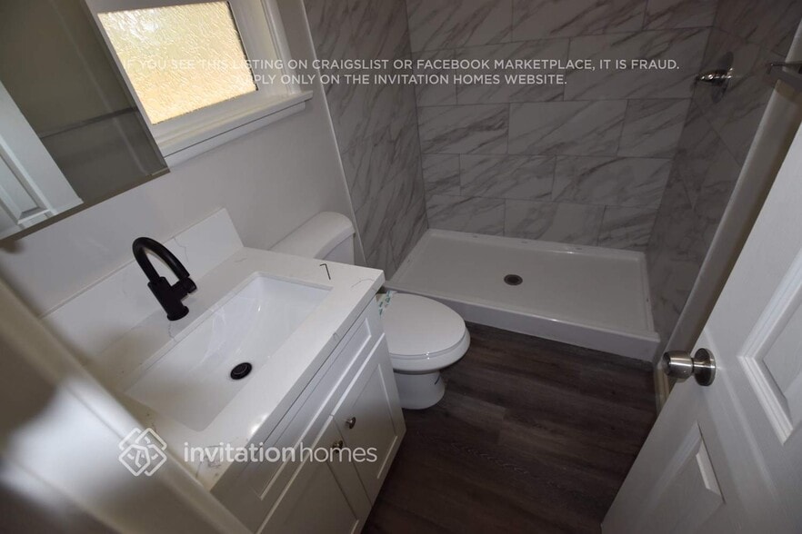 Building Photo - 3216 Knoll Way