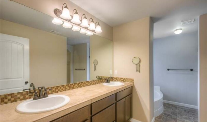 Building Photo - 3800 Southlake Dr SE