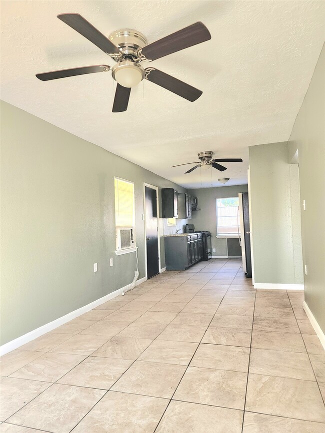 Building Photo - 3115 Christie St