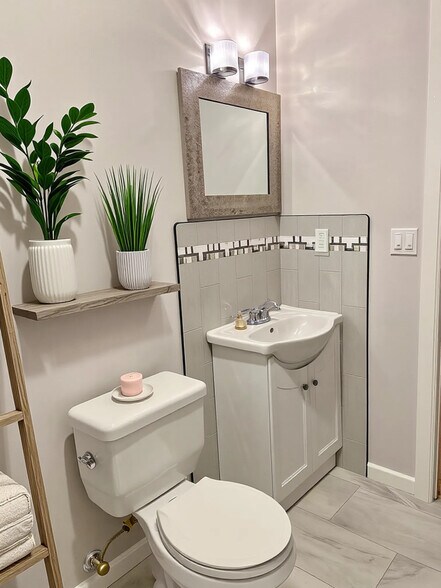 Building Photo - 664 Gladstone Ave