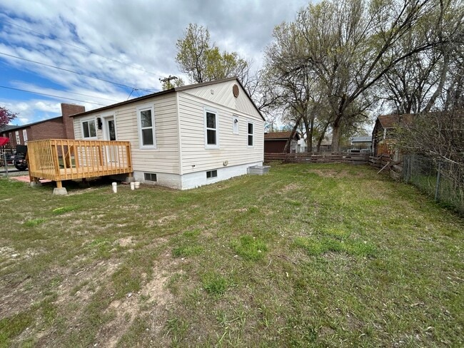 Building Photo - 3 Bedroom 1 Bath Beautiful House with Fenced Yard & Garage