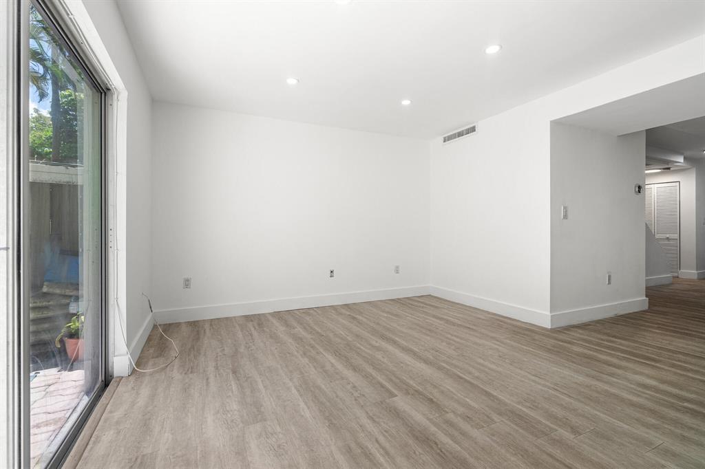 Building Photo - 809 W Oakland Park Blvd