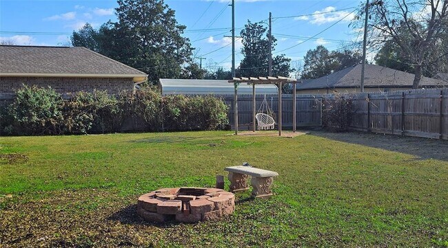 Building Photo - 609 N Ash St