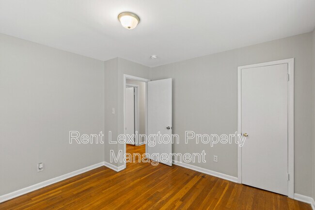 Building Photo - 3560 Lansdowne Dr