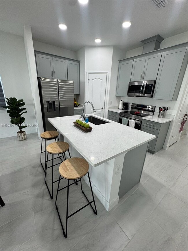 Building Photo - 649 N Lincoln St