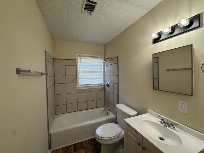 Building Photo - 3 Bedroom 2 Bath (w/ Bonus Room) & Spacious Living Area