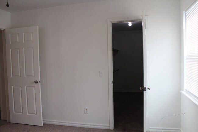 Building Photo - 2 bed & office on the South Side!