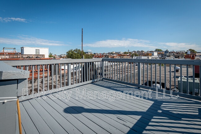 Building Photo - 724 S Ellwood Ave