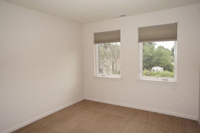 Building Photo - NE Portland 3-bedroom 2.5-bathroom NW Cont...