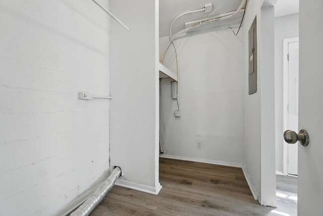 Building Photo - Mangold Real Estate - Conveniently Located...