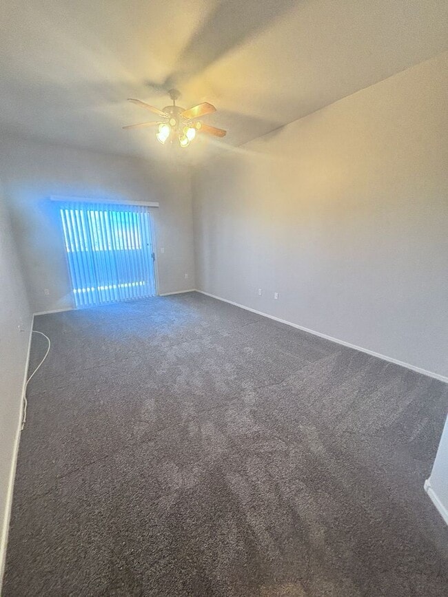 Building Photo - 2 Bed + Den/ 2 Bath 2nd floor condo in Gat...