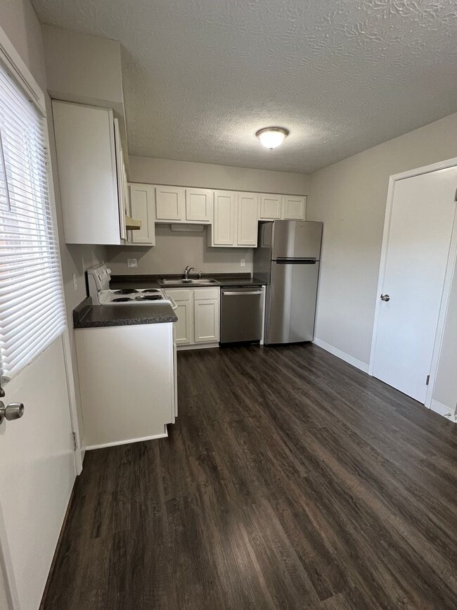 Building Photo - Updated 2 Bedroom 1.5 Bathroom Condo with ...