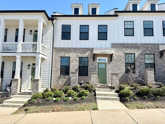 Building Photo - 2 Bed, 2.5 Bath Townhome with 2 Reserved Parking Spots