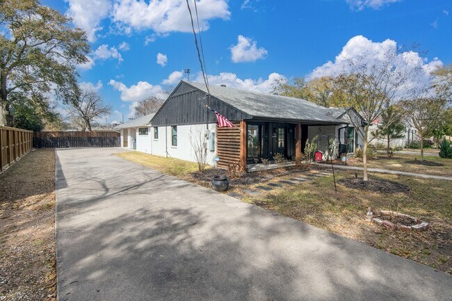 Building Photo - 712 Clarence St