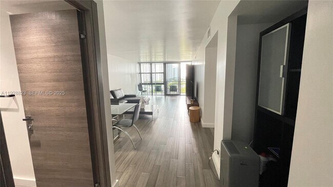 Building Photo - 800 Parkview Dr