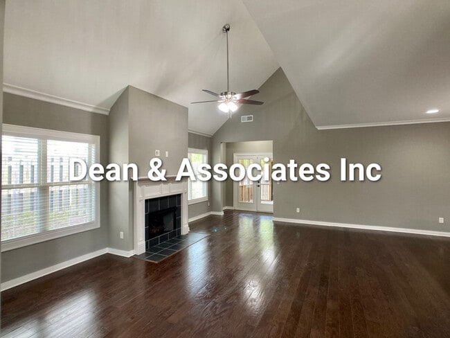 Building Photo - 472 Lake Chelsea Way