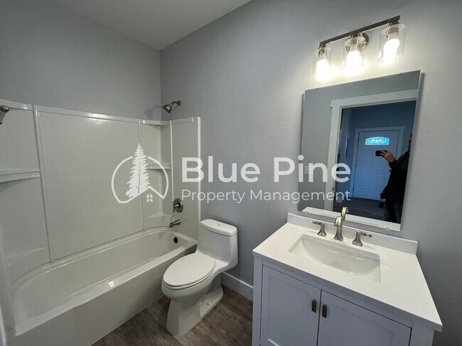 Building Photo - 1446 E 17th St