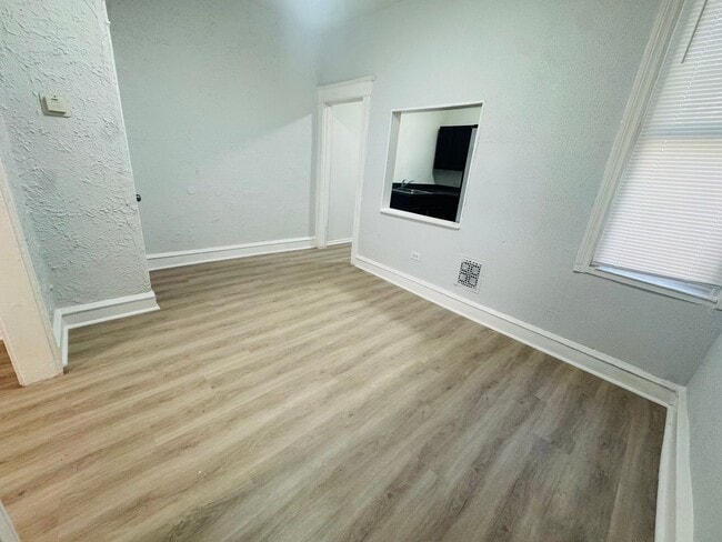 Building Photo - Refreshed 3bd/1bth House with Rear yard!!