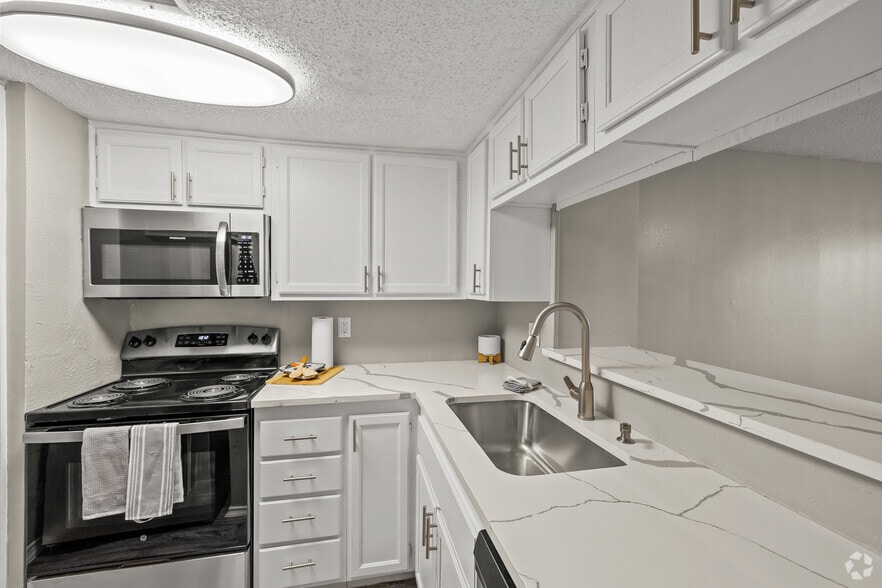 2BR, 1.5BA - 1,005SF - Kitchen - Fielder Crossing