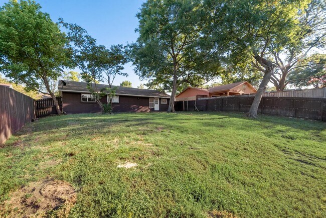 Building Photo - 345 Fieldside Dr