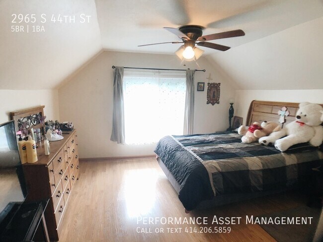 Building Photo - Stunning 5BD Unit with a Beautiful Backyard!