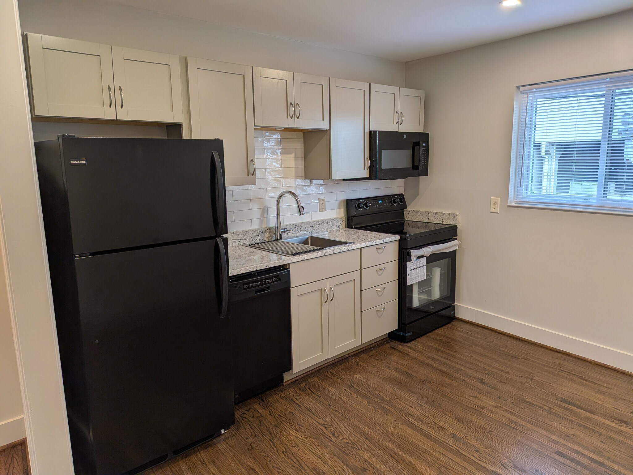 Building Photo - 1869 Montclaire Ln