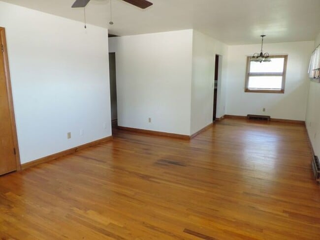 Building Photo - $1,600 | 3 Bedroom, 1 Bathroom House | No ...