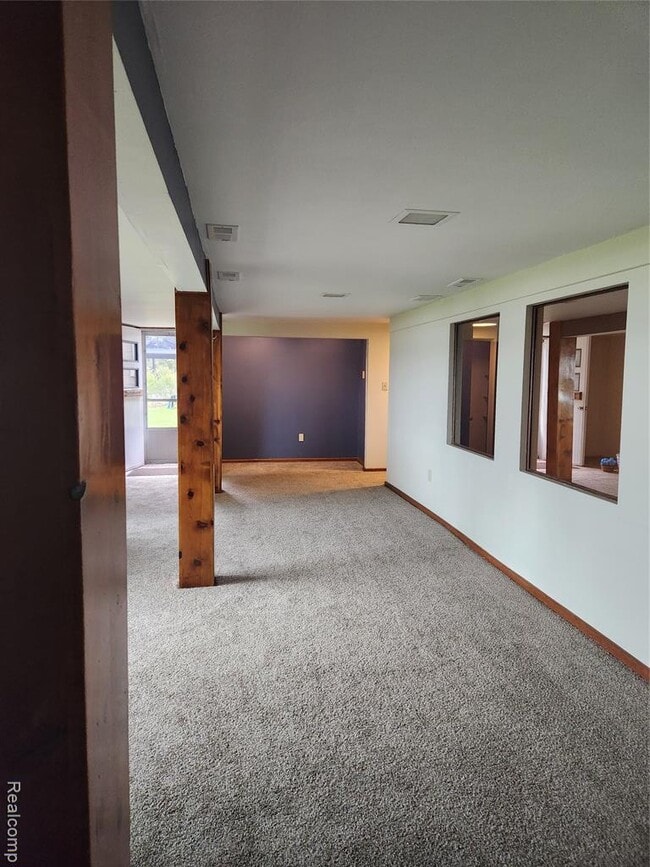 Building Photo - 8463 Hillpoint Dr