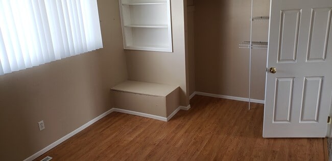 Building Photo - Move in ready 4 bedroom home For Rent on S...