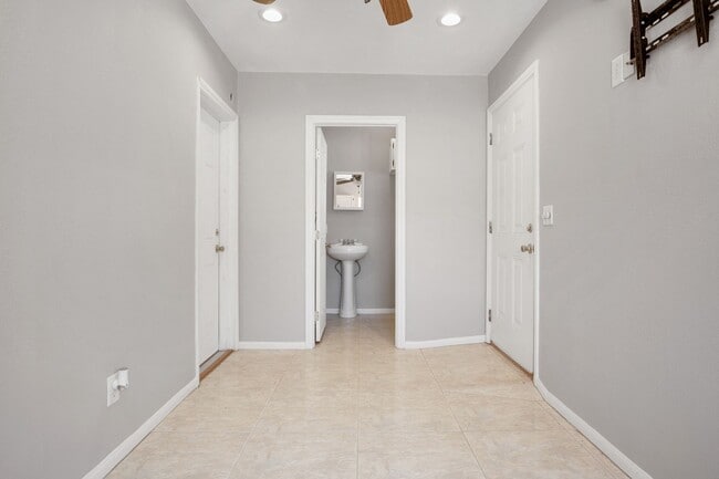 Building Photo - For RENT at Sandalwood Park North