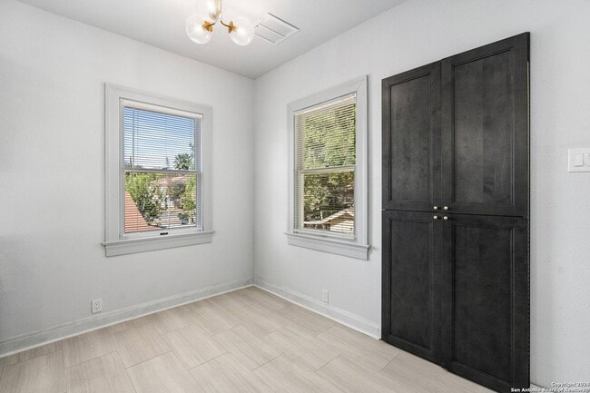 Building Photo - 331 W Elsmere Pl