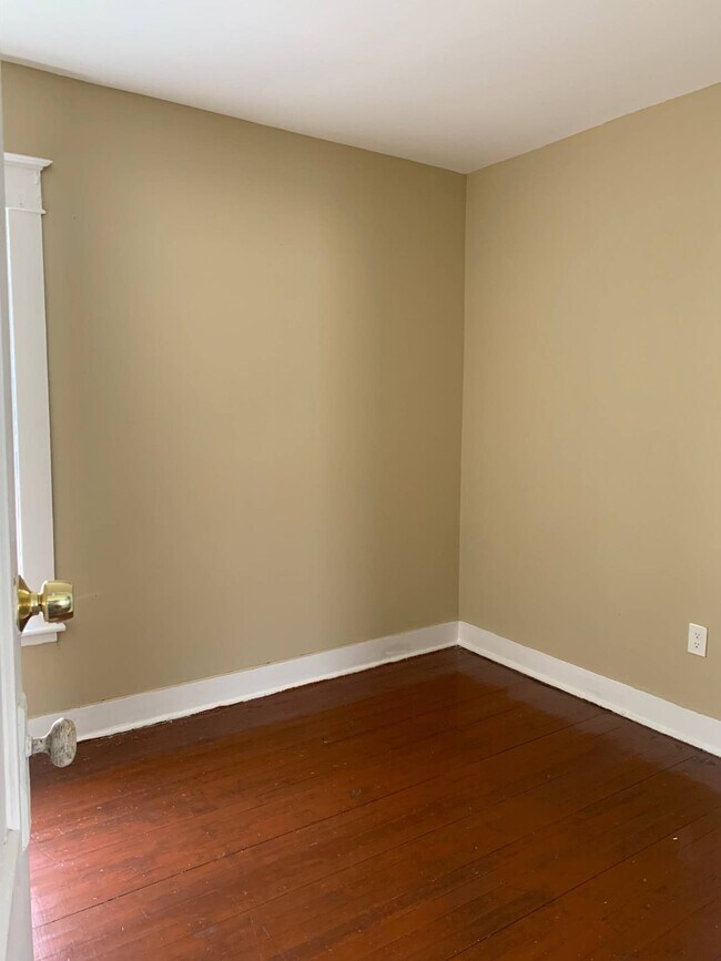 Building Photo - 857 Oakwood Ave