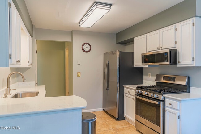 Building Photo - 4 Tompion Ln