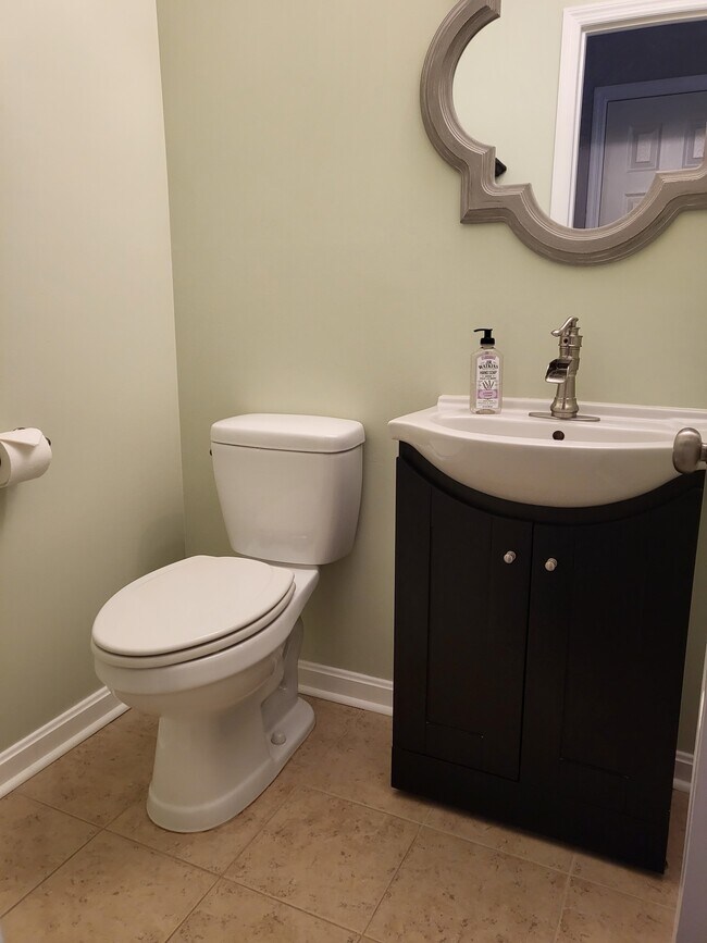 Building Photo - 104 Windsor Ct