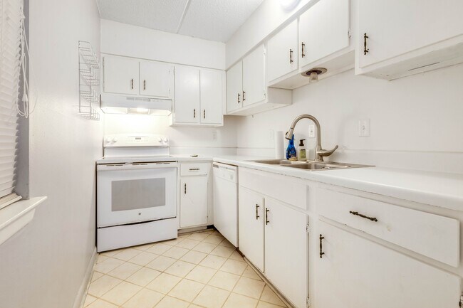 Building Photo - 209 W Miracle Strip Pkwy