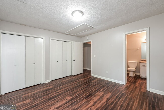 Building Photo - 5009 Hawthorne Ct