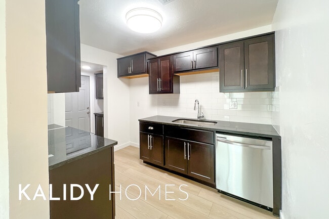 Building Photo - 909 SW 48th St