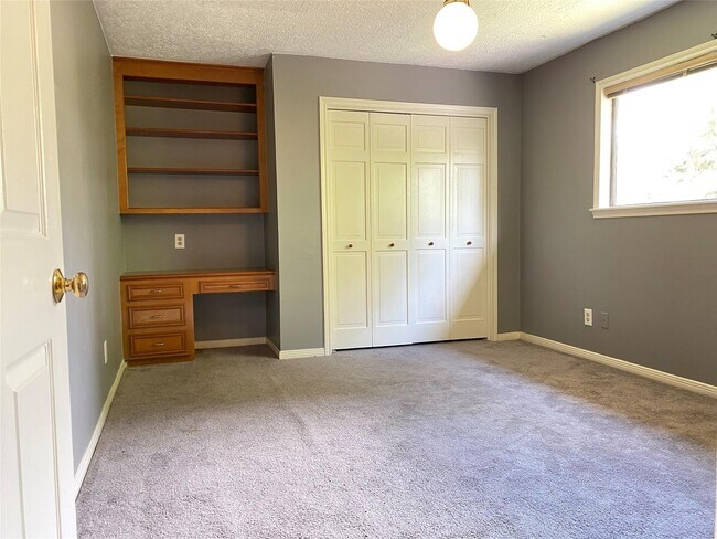 Building Photo - 16427 Dunmoor Dr