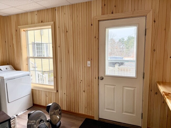 Building Photo - Well maintained inside and out