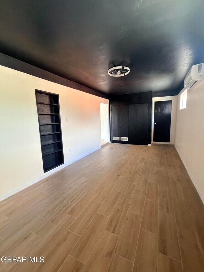 Building Photo - 7605 Parkland Dr
