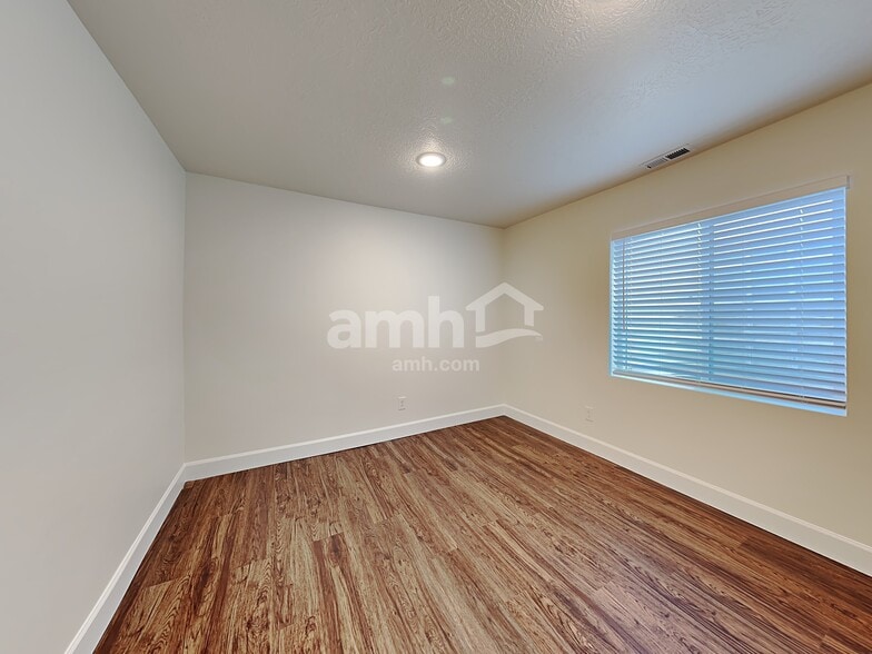 Building Photo - 1187 N Golden Spoke Dr