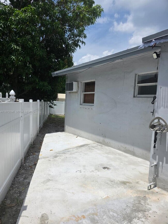 Building Photo - 511 NW 4th Ave