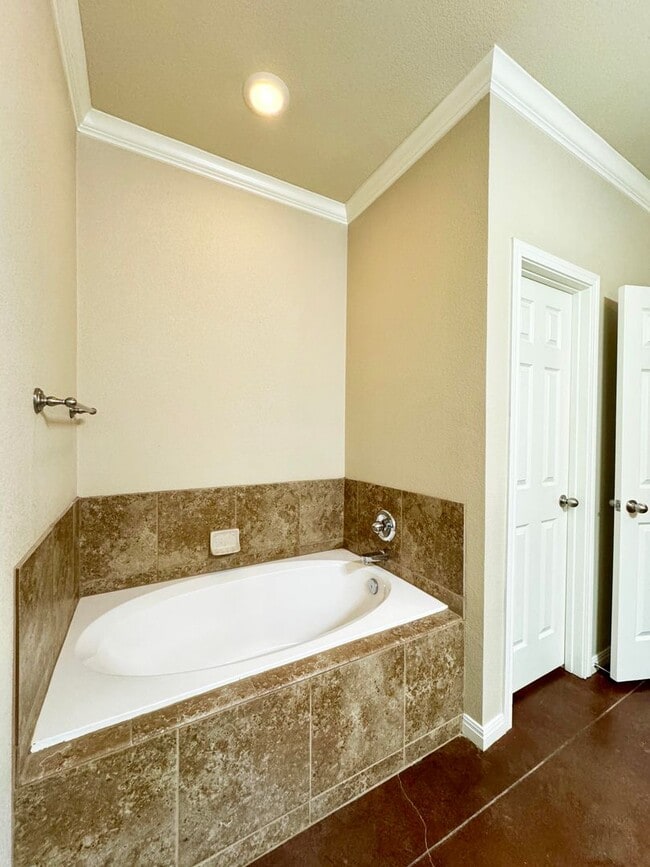 Building Photo - Salem Way Luxury Townhomes