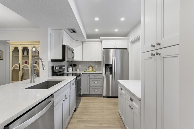 Building Photo - 2800 N Palm Aire Dr