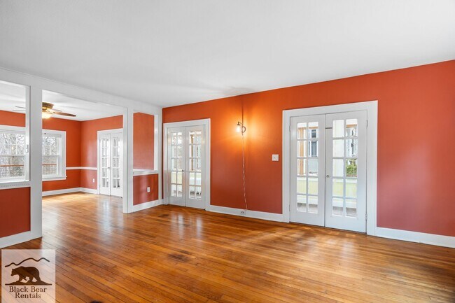 Building Photo - Asheville - Historic Charm Meets Modern Living!