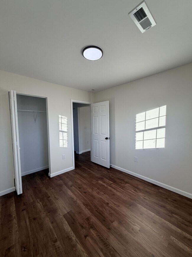 Building Photo - 2080 E 5th Ave