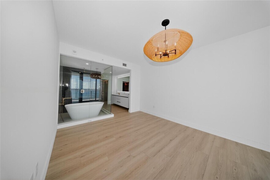 Building Photo - 700 NE 24th St