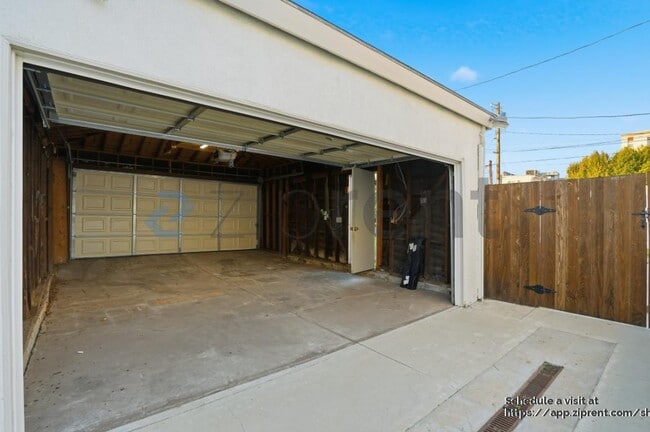 Building Photo - 1421 Stearns Dr